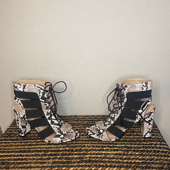 Yoki Women’s Comfort Heel - Picture 3 of 3